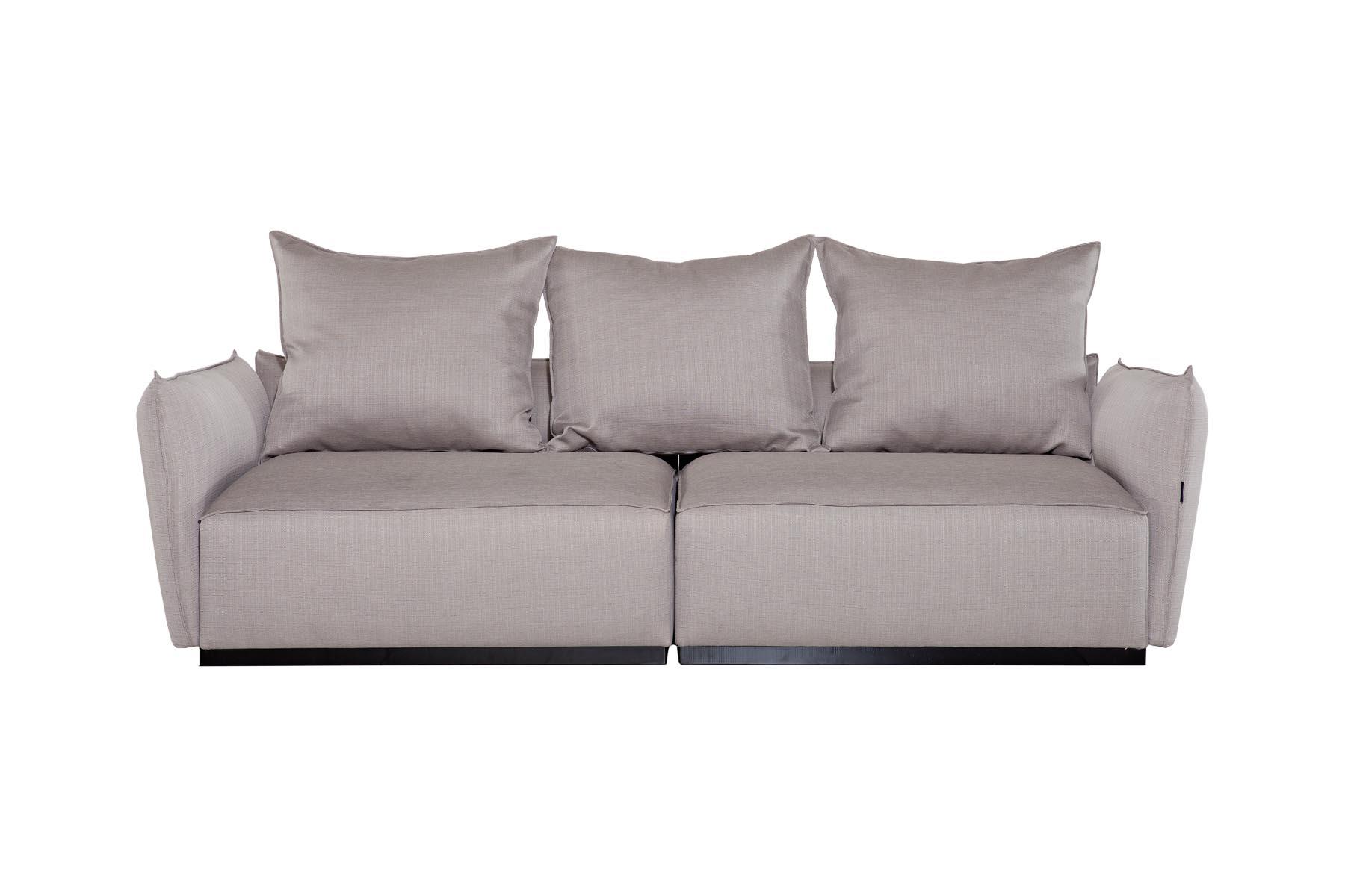Izuzetno udobna sofa, specifičnog izgleda. Preporučujemo je ljubiteljima retro stila.